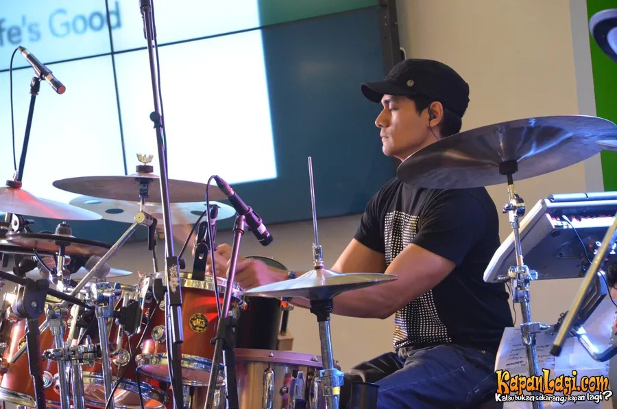 Tyo Nugrus turut tampil di Tribute to Indonesian Drummer Legend.