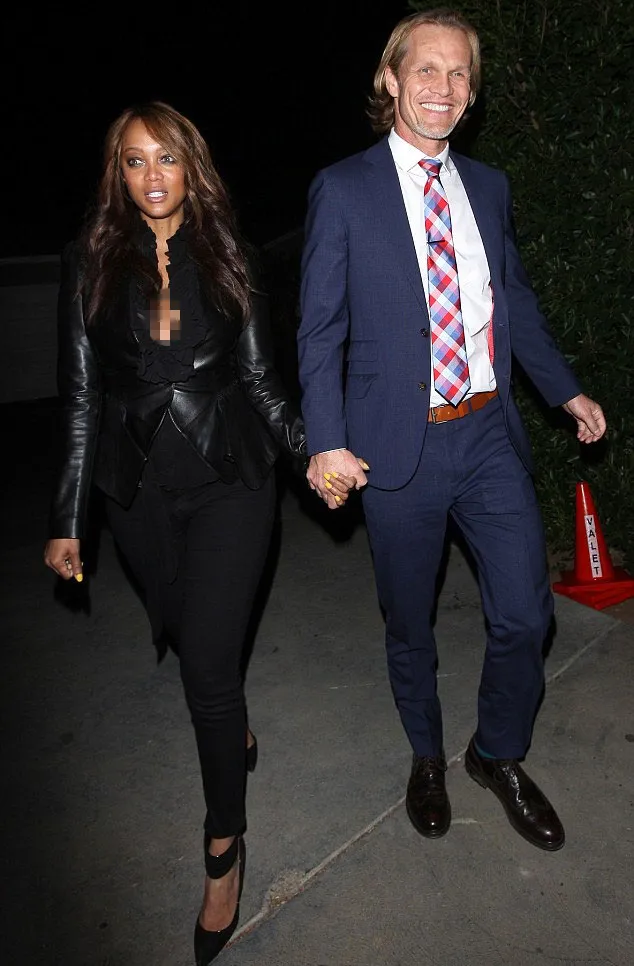 Tyra Banks dan Erik Asla bergandengan tangan mesra © Splashnews.com