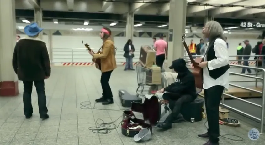 U2 saat nyamar jadi pengamen jalanan © The Tonight Show Starring Jimmy Fallon/youtube