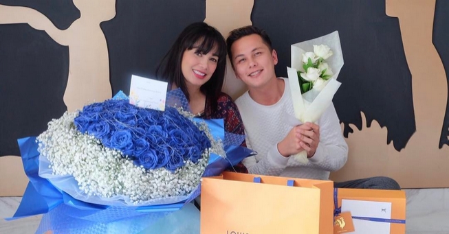 FOTO: So sweet! Ussy Dapat Mawar Biru di Hari Ultah 