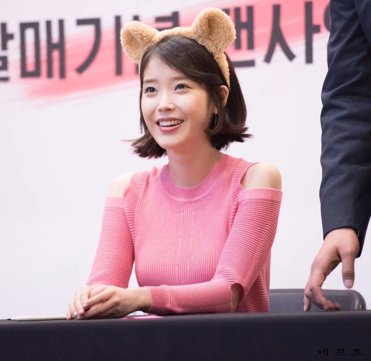 IU membahas bagaimana ia sempat hampir tak menghargai uang. © koreaboo.com