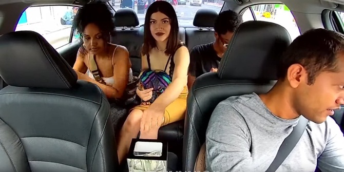 Dengan santai, wanita tersebut mengambil seluruh uang tips milik driver Uber tersebut. © Youtube