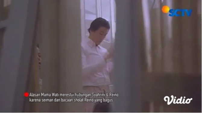 Reino saat menjadi imam salat (credit: vidio.com)