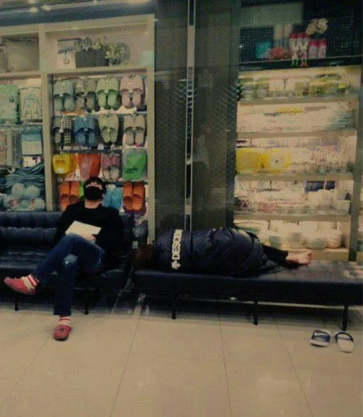 UEE mengunggah foto dirinya tidur di sofa pinggir jalan saat syuting drama. ©hancinema.net