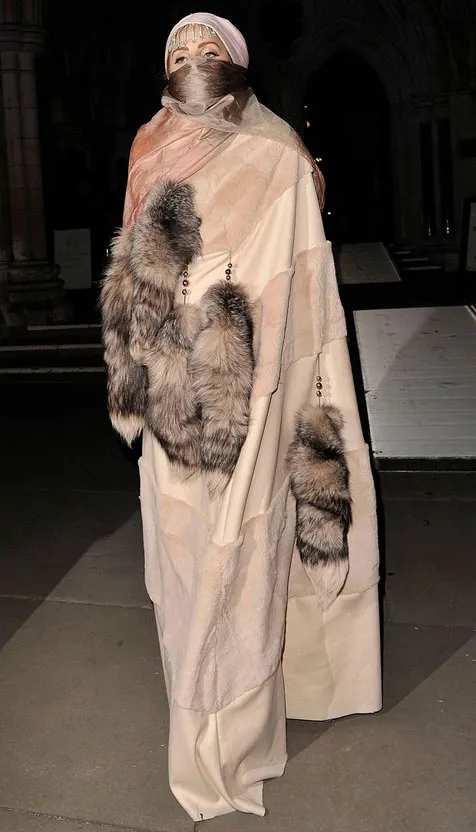 Lady Gaga saat mengenakan burka @foto: thesun.co.uk