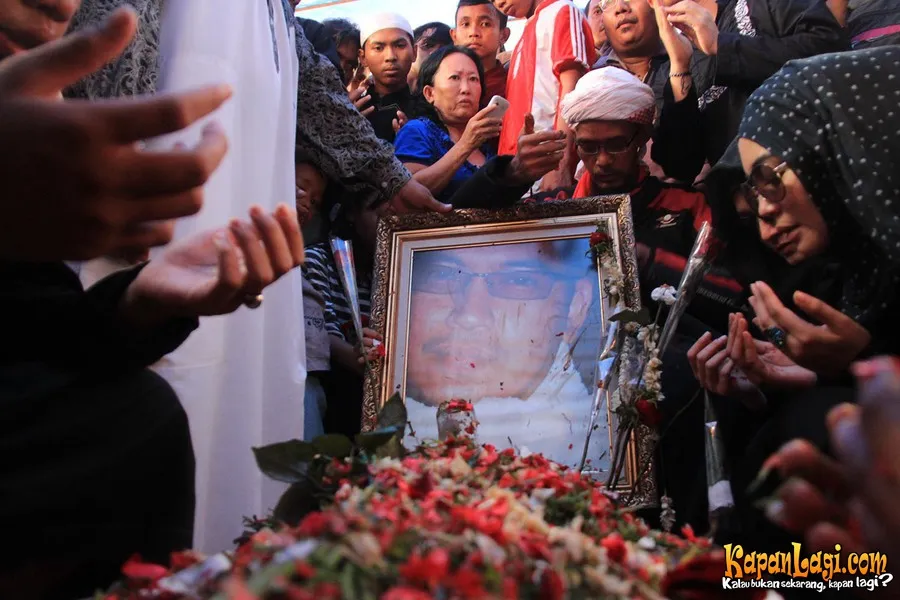 Uje dimakamkan satu liang dengan ayahnya