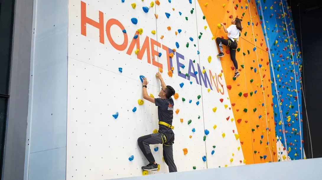 Cloud Climb, tantangan panjat indoor 15 meter. (Sumber: HomeTeamNS)