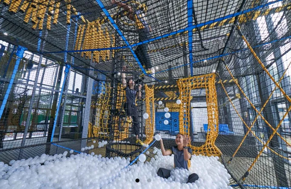 Serunya main bola dan permainan lain di T-Play Khatib. (Sumber: HomeTeamNS)