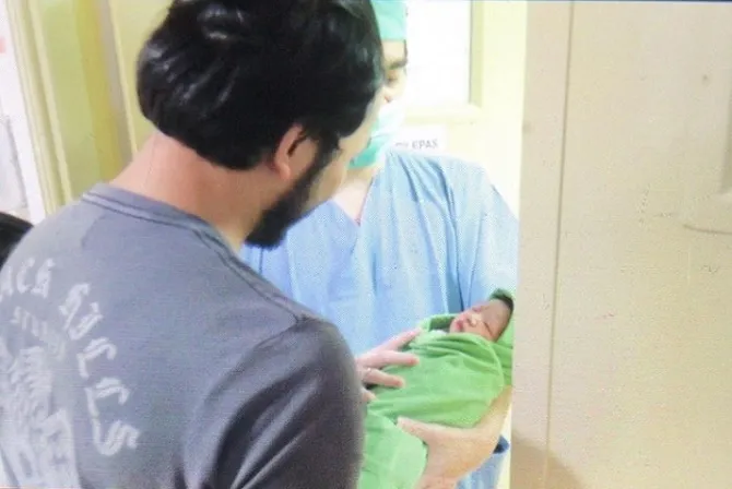 Uki NOAH bertemu dengan bayi laki-lakinya (credit : instagram.com/graciaz14)