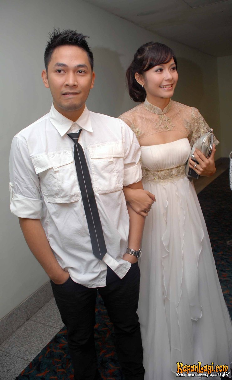 Istri Uki menggunakan kesempatan premier film sekaligus untuk melepas rindu.