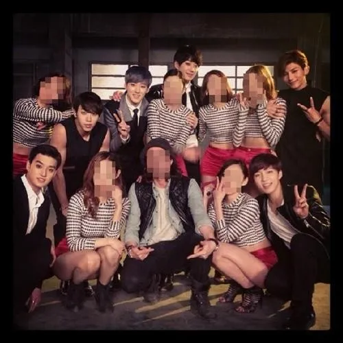 Jun bersama member U-KISS lainnya. Hayoo bisa temukan? foto via Soompi