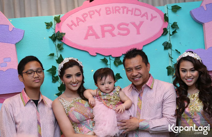 Arsy bersama dengan orang-orang yang disayanginya © KapanLagi.com®/Agus Apriyanto