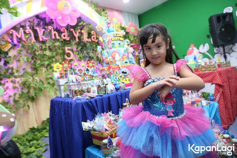 Tahun ini Mikhayla mulai belajar puasa meski baru setengah hari. ©KapanLagi.com/Agus Apriyanto