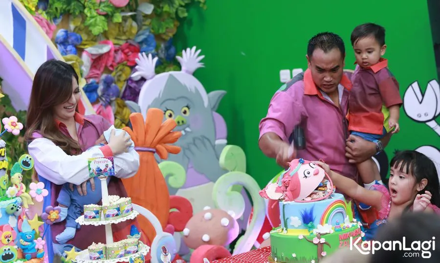 Keluarga berharap Mikhayla sebagai anak tertua bisa menjaga adik-adiknya. ©KapanLagi.com/Agus Apriyanto