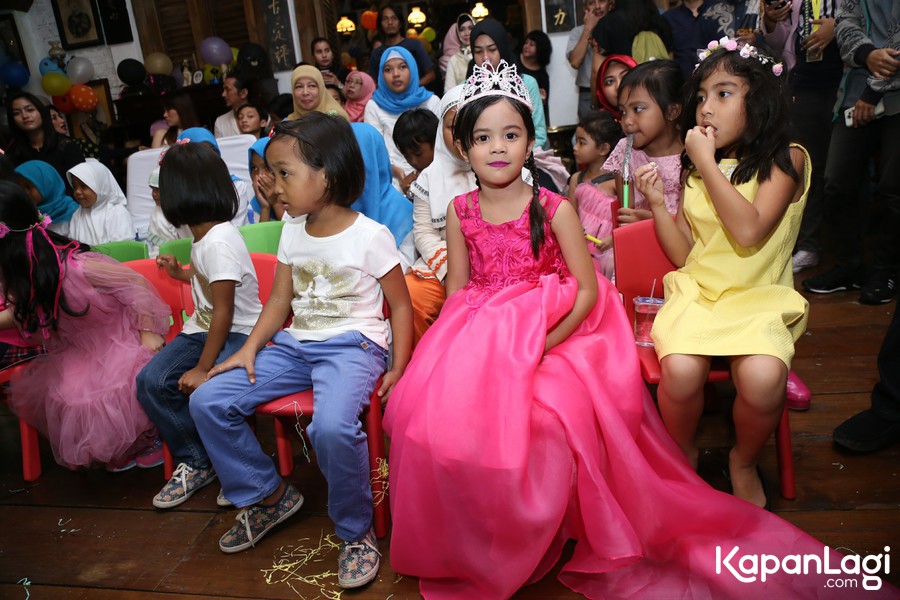 Ulang tahun Safeea banyak dihadiri anak-anak. © KapanLagi.com/Agus Apriyanto