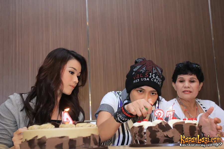 Bermacam doa terucap dalam ulang tahun ke-4 The Virgin. Fotografer: Agus