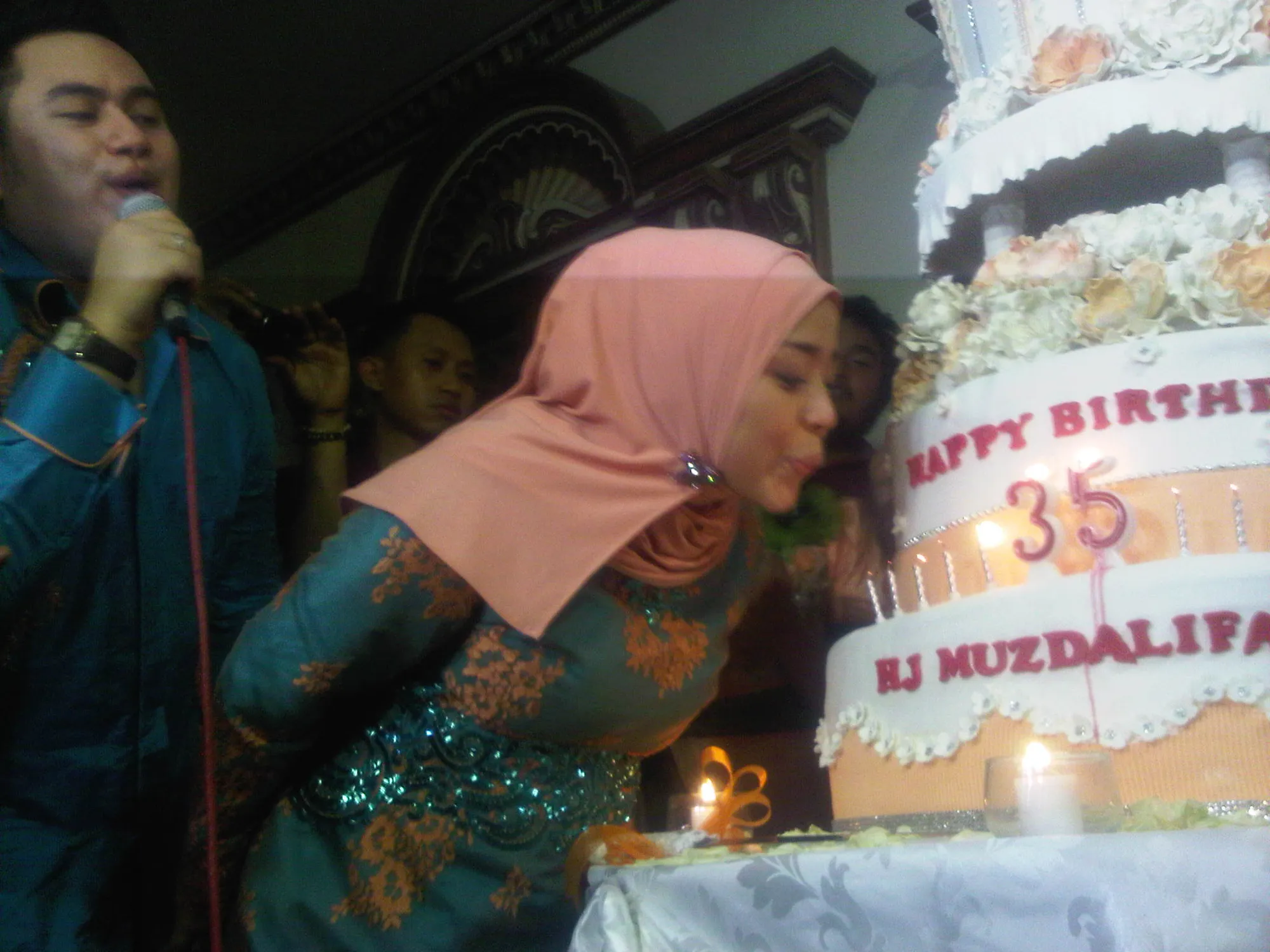 Tart super besar dihadiahkan Nassar untuk sang istri.