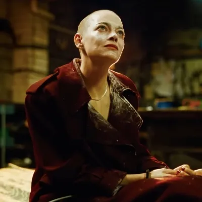 Ulasan 'BUGONIA', Thriller Komedi Gelap Yorgos Lanthimos yang Penuh Kontroversi