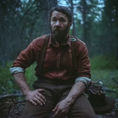 Ulasan Film 'TRAIN DREAMS', Kisah Epik Penebang Kayu yang Menyentuh Hati