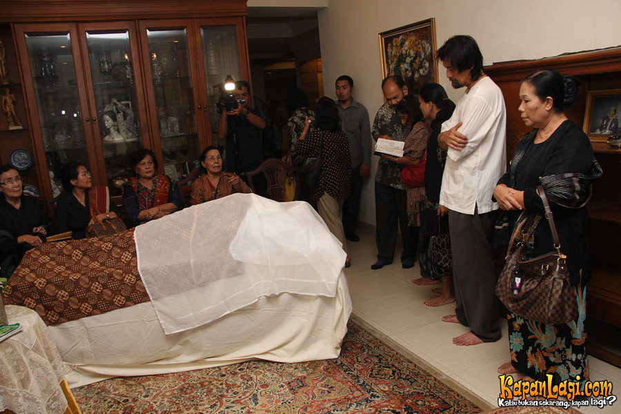 Almarhumah Ully Artha disemayamkan sebelum dimakamkan.