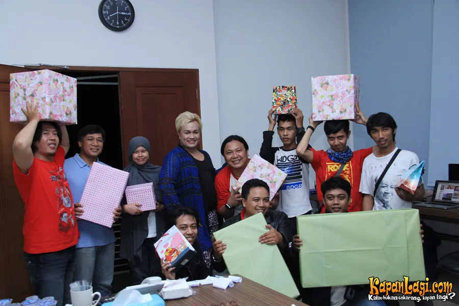 Tata Liem berfoto dengan seluruh pemenang door prize di kantor KapanLagi.com® @KapanLagi.com®