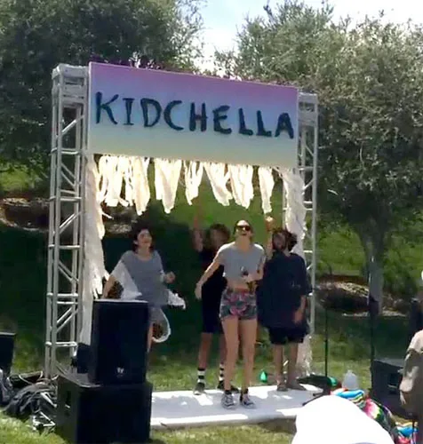 Kemeriahan pesta bertema KIDCHELLA @ instagram.com/krisjenner