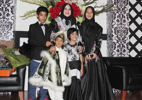 Pipik dan keempat anaknya foto: Hendra Gunawan