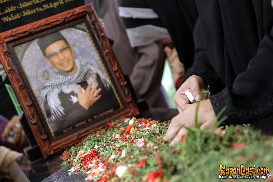 Pipik Dian Irawati memilih menunggu terkait rencana pembongkaran makam Uje. ©KapanLagi.com®/Agus Apriyanto