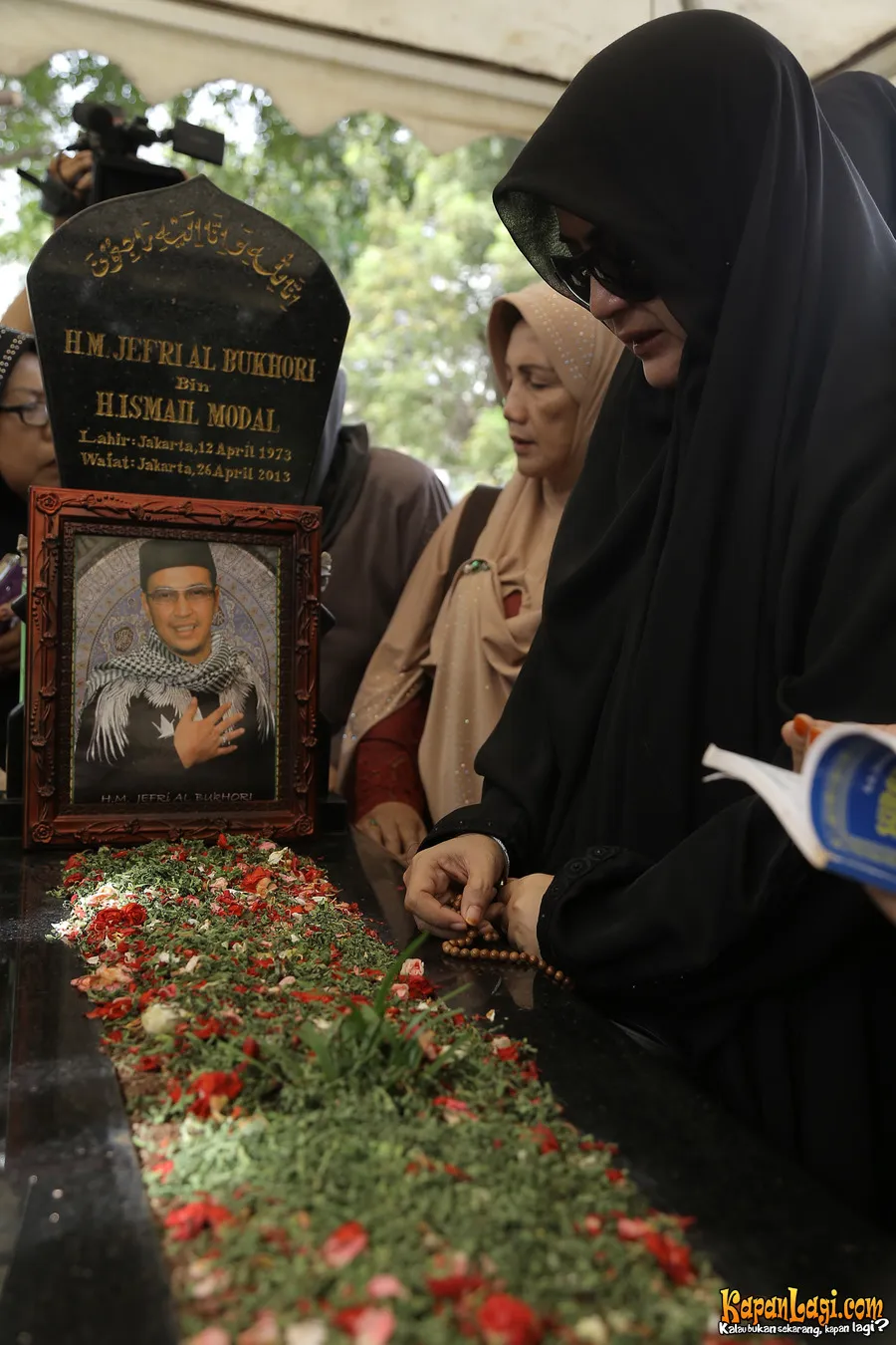 Pipik Dian Irawati tak mampu menahan air mata ketika ziarah kubur. ©KapanLagi.com®/Agus Apriyanto