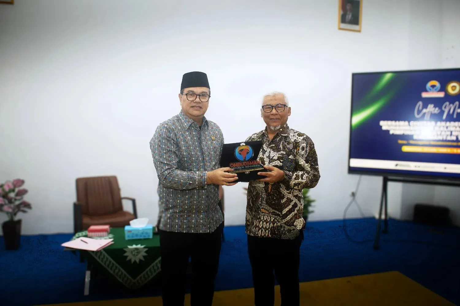 Maneger Nasution (kiri) bersama Rektor UMKT (kanan). / UMKT