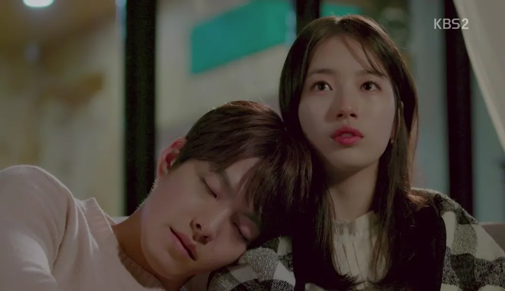 Kim Woo Bin dan Bae Suzy di drama UNCONTROLLABLY FOND. Endingnya sedih banget! © KBS