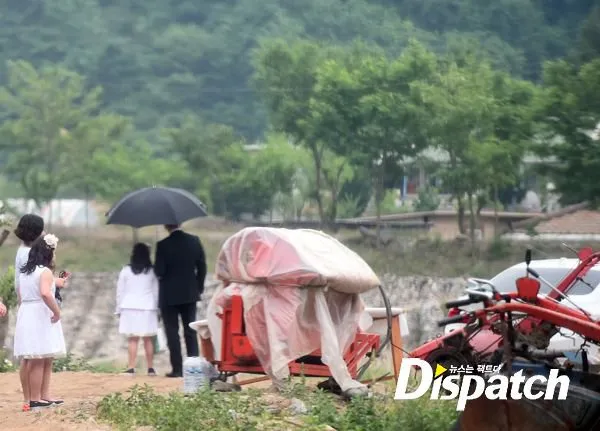 Para keluarga yang diundang datang ke pernikahan Won Bin dan Lee Na Young. ©dispatch.co.kr