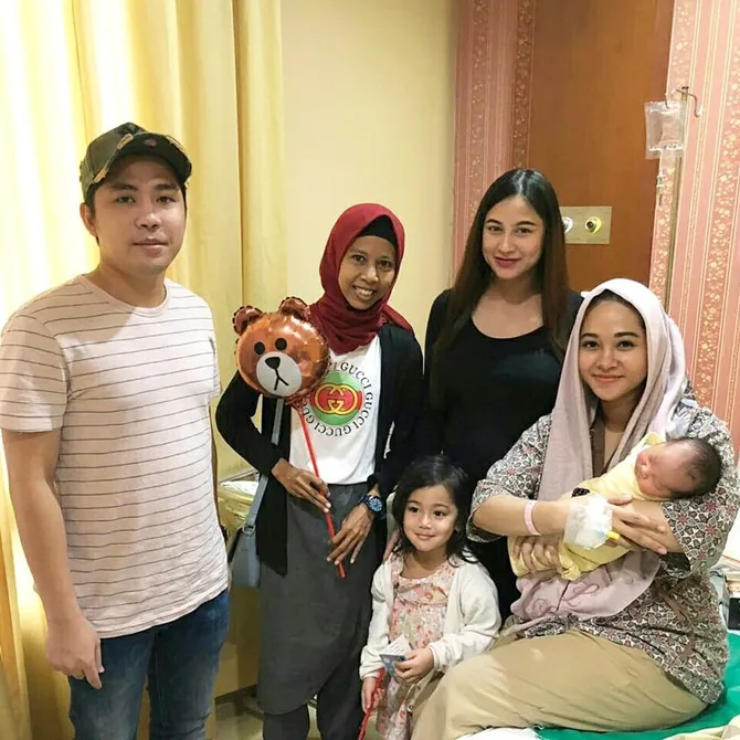 Poppy Bunga melahirkan anak keduanya dengan persalinan caesar (credit: instagram.com/ana_alfatya)