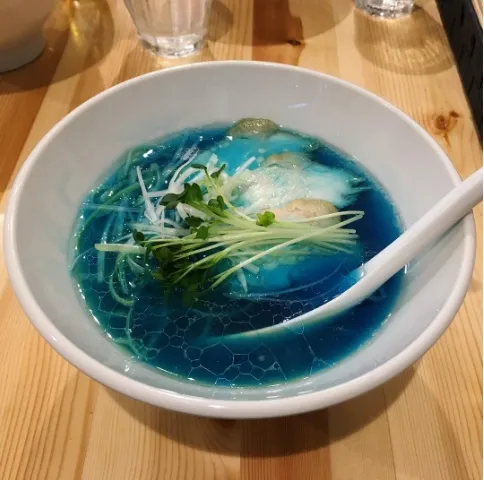 Warna biru pada ramen didapatkan dari ganggang spirulina © instagram.com/ramen_beast
