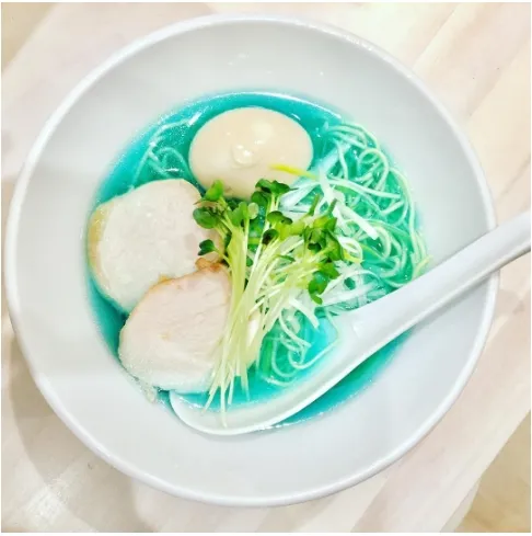 Ramen ini dinamai unicorn karena memiliki warna biru muda yang identik dengan Unicorn © instagram.com/kipposhi21