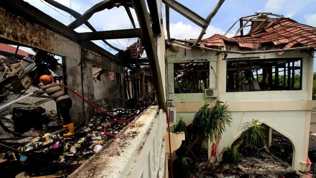 Gedung Rektorat Universitas Malikussaleh yang dibakar mantan pegawai honorer © Antara