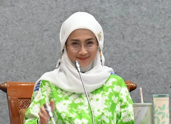 Desy Ratnasari disibukkan dengan aktivitas sebagai politikus. (credit: instagram.com/desyratnasariterdepan)