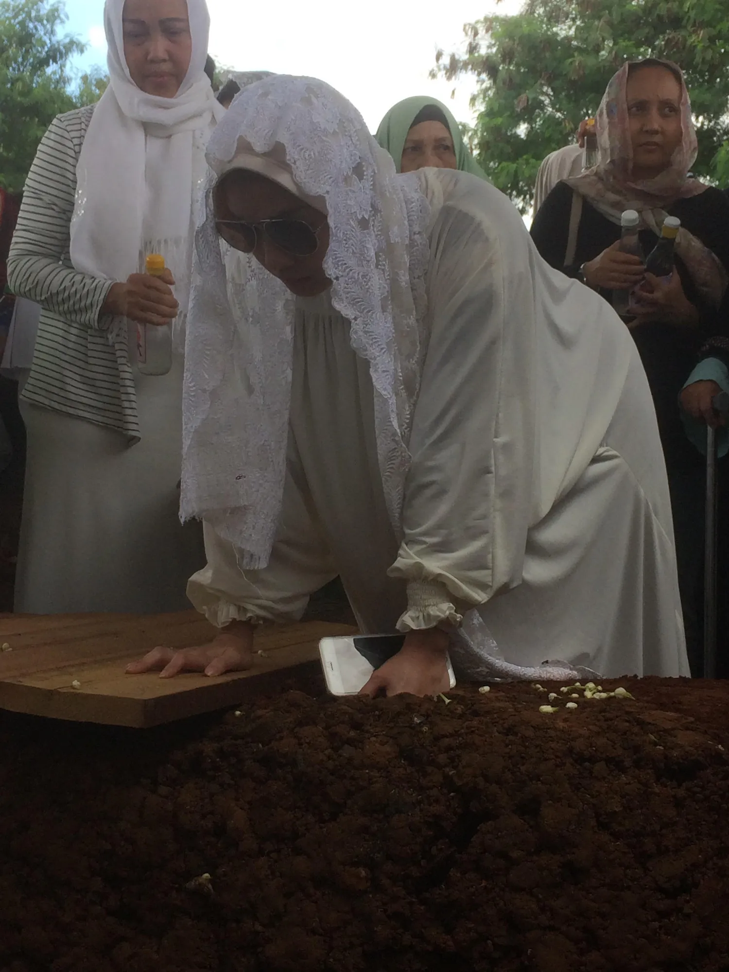 Ibunda Terry Putri baru saja dimakamkan. ŠKapanLagi.com/Mathias Purwanto