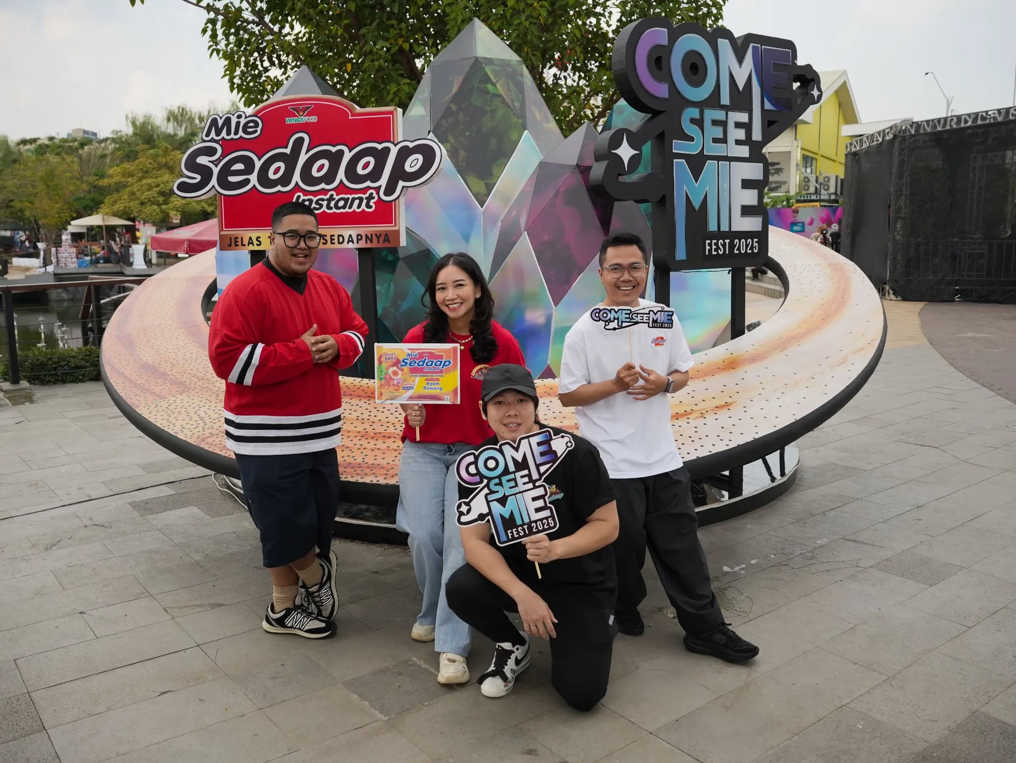 Katria Arintya Anindyantari, Head of Marketing Noodle Category, WINGS Group Indonesia with the creators of Sedaap Special Character.