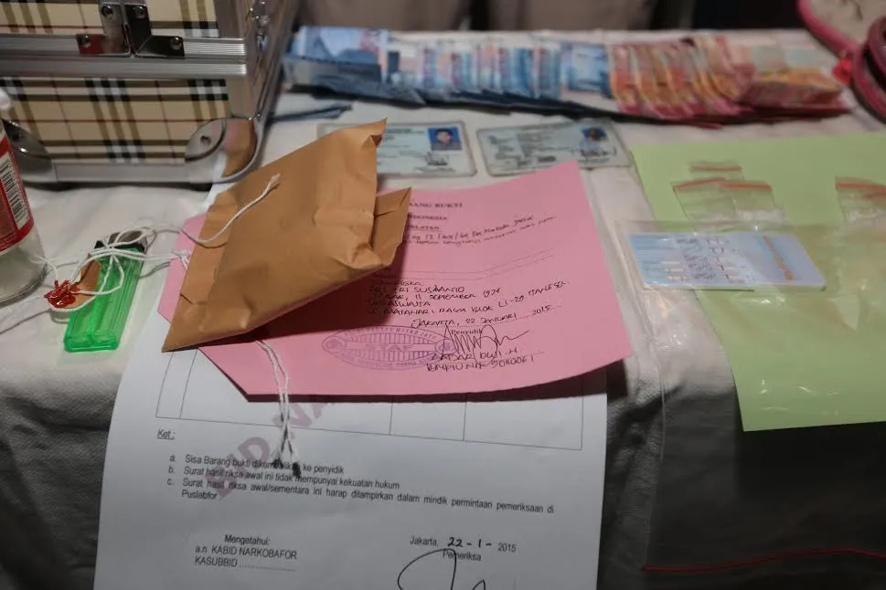 Barang bukti narkoba Ari Tri Susanto gitaris Padi. ©KapanLagi.com®/Busan