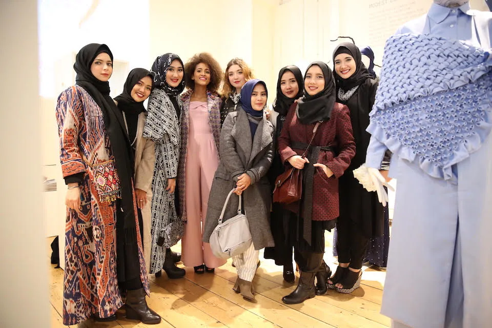 Lima desainer Indonesia sempat tampil di ajang London Fashion Week. ©HIJUP.com
