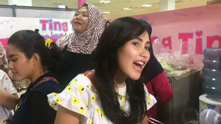 Ayu Ting Ting memilih untuk cuek terhadap sindiran Deddy Corbuzier di Instagram © KapanLagi.com/Adi Abbas Nugroho