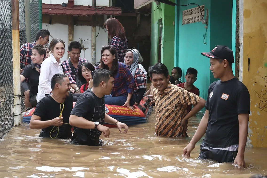 Cathy Sharon kunjungi korban banjir Jakarta. Š KapanLagi.com/Mathias Purwanto