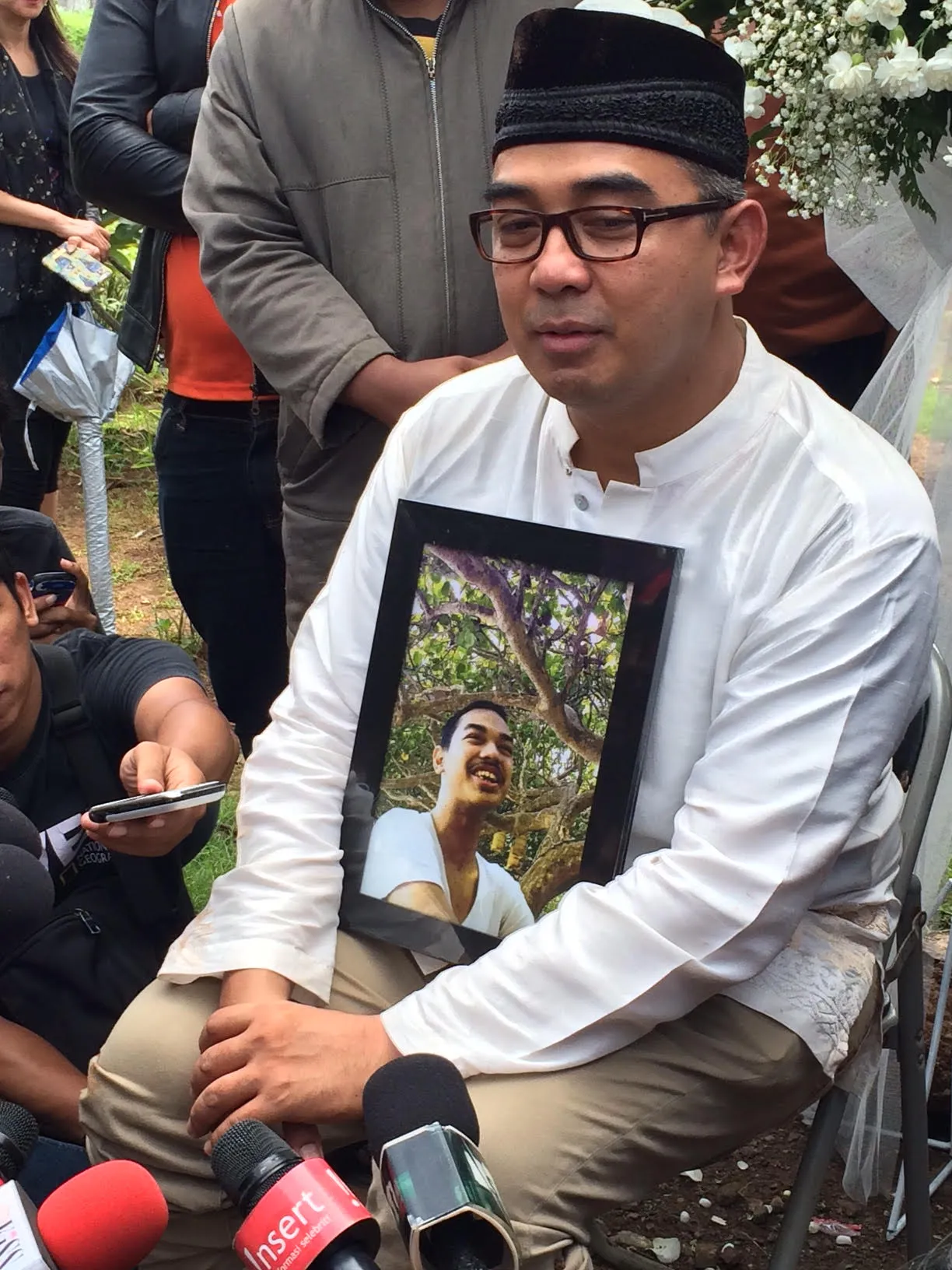 Farhan menguburkan putra pertamanya yang baru berusia 16 tahun. ©KapanLagi.com/Hendra Gunawan