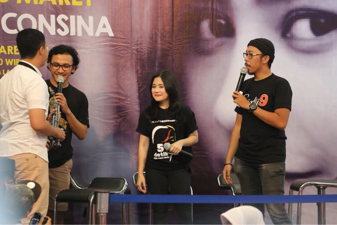 Prilly Latuconsina luncurkan deretan puisi karyanya. Š KapanLagi.com/Mathias Purwanto