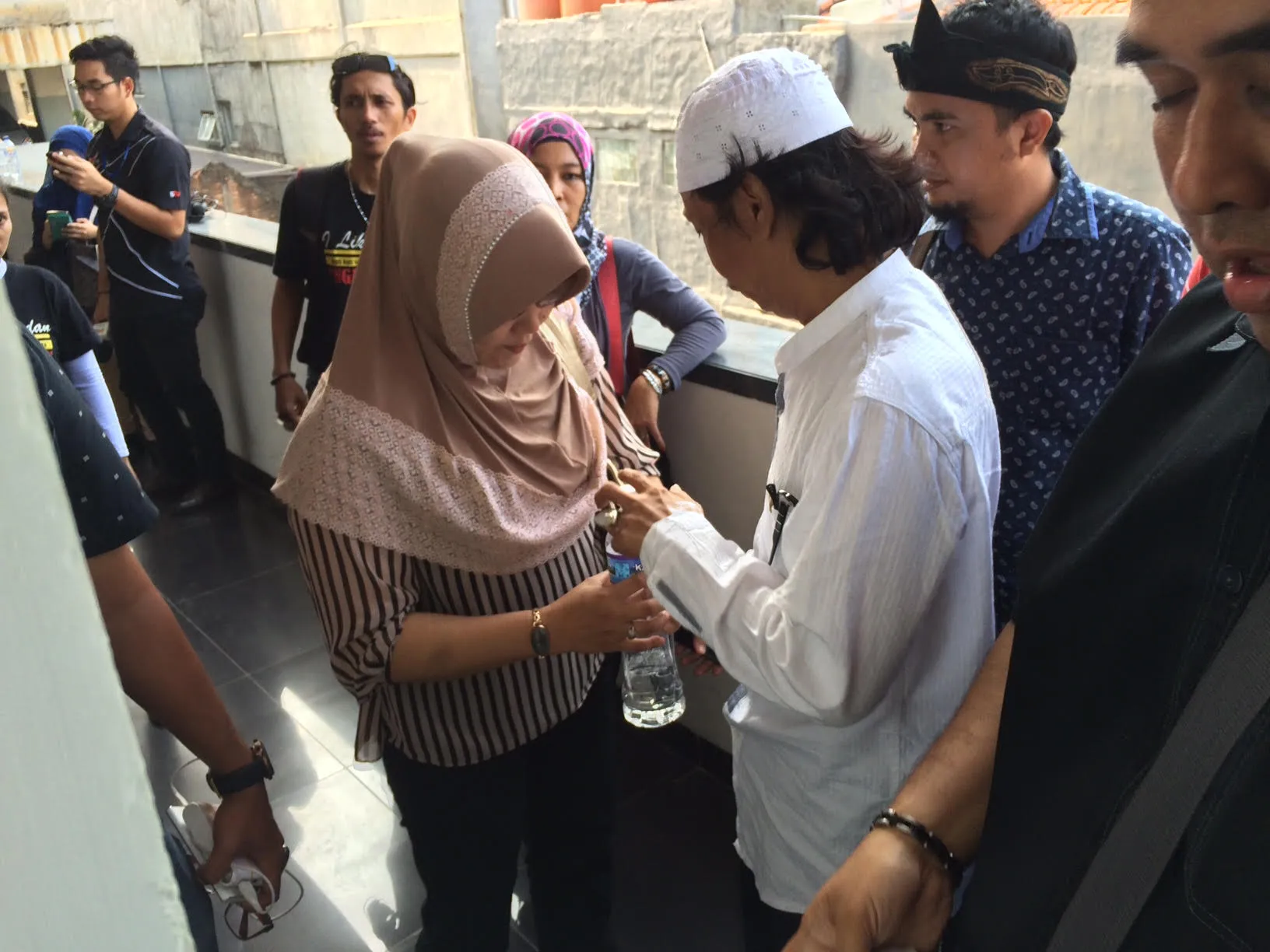 Sang istri setia menemani Mandra menghadapi persidangan. ©KapanLagi.com/Hendra Gunawan
