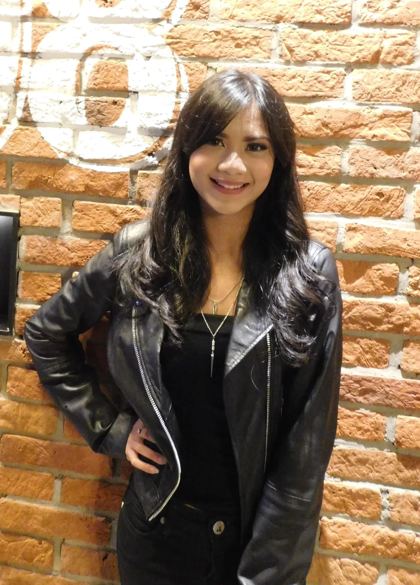 Noella Sisterina rela panjat tebing dengan membawa high heels. ŠKapanLagi.com/Adi Abbas Nugroho