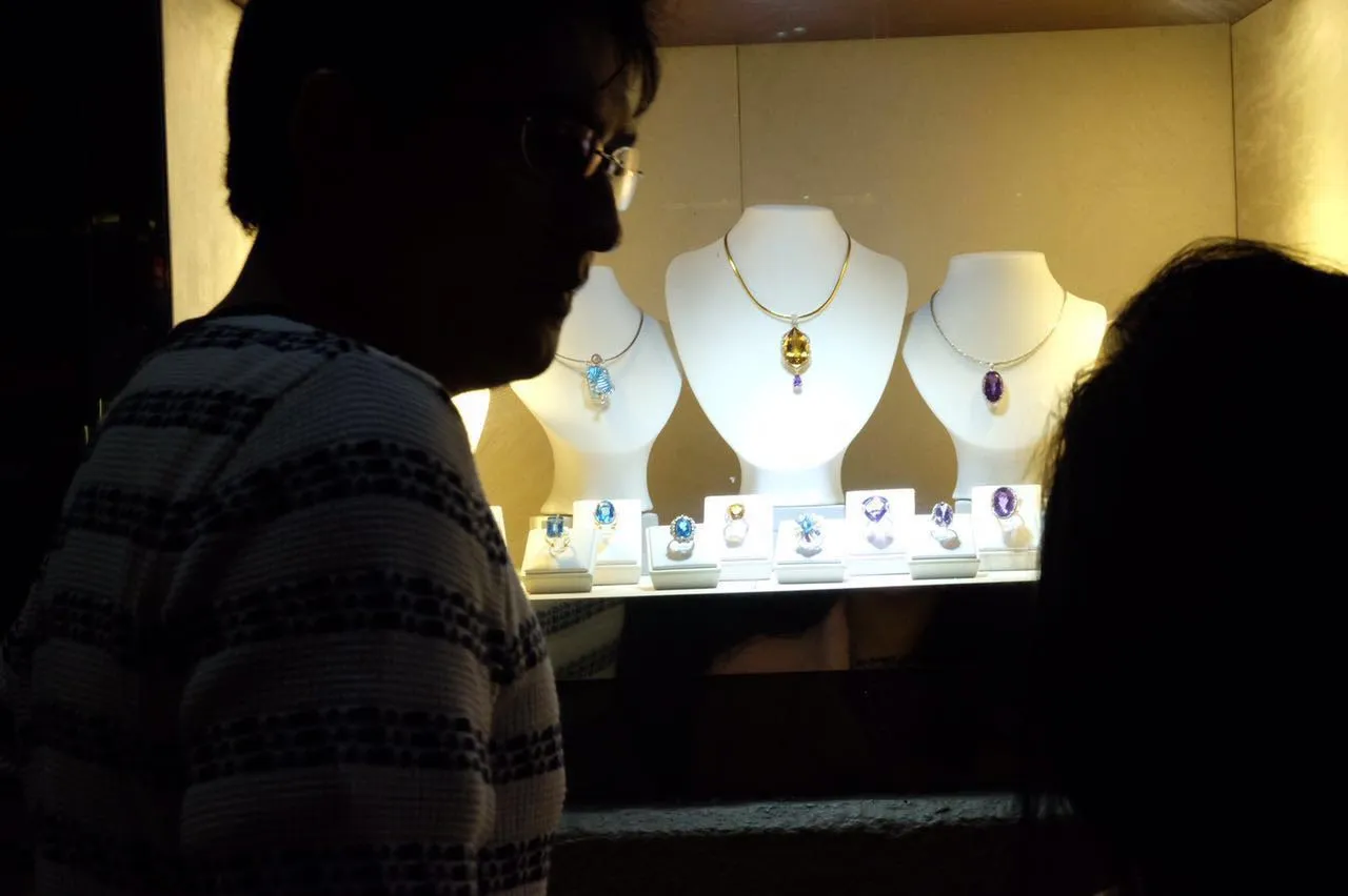 Tiara dewi dan Lucky Hakim, kepergok di toko perhiasan yang ada di Singapura, dan diduga mencari cincin pernikahan. ©istimewa