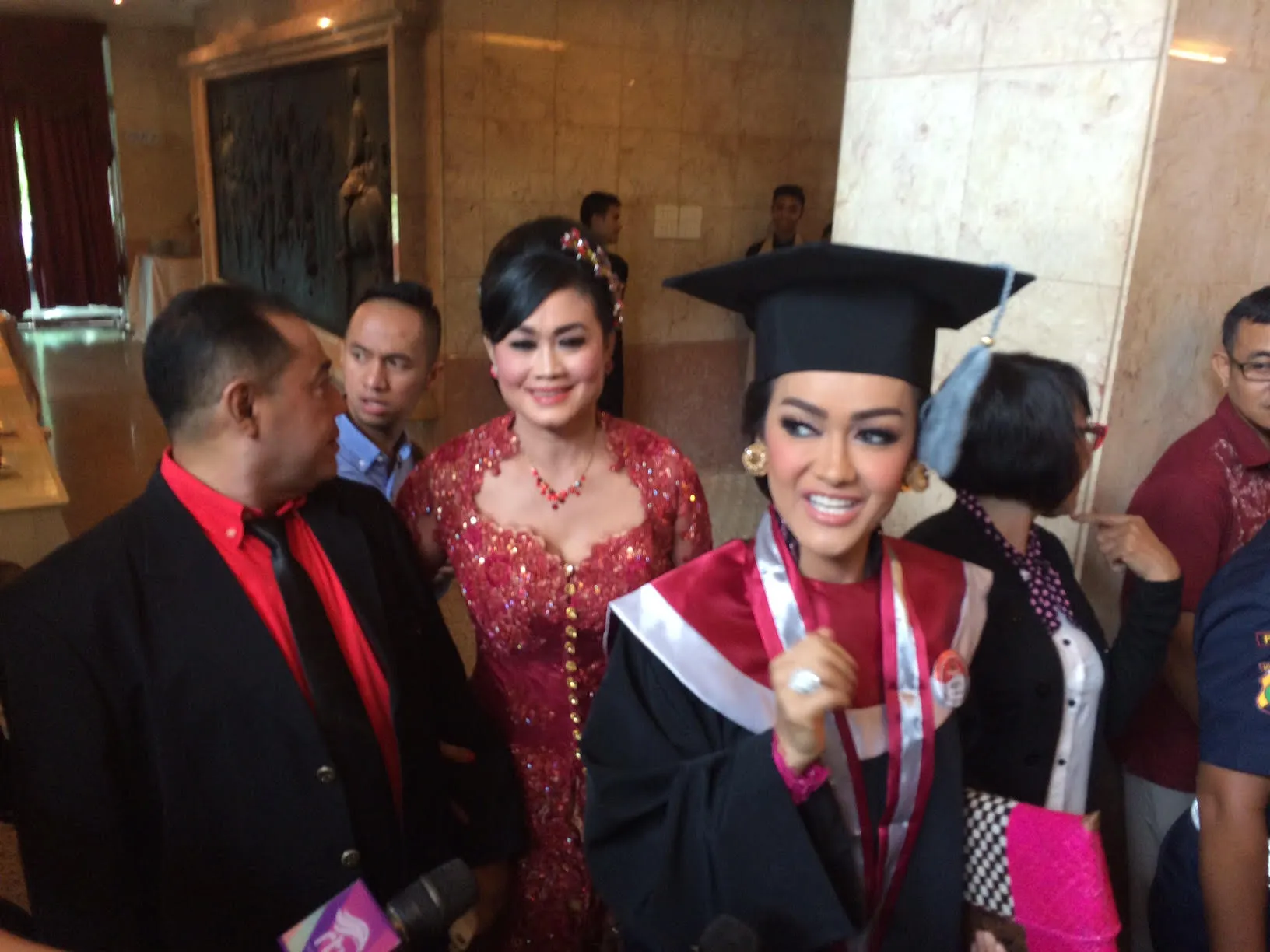 Jupe merasa deg-degan akhirnya diwisuda. ©KapanLagi.com/Hendra Gunawan