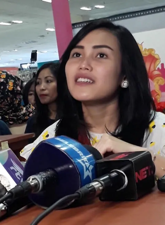 Ayu Ting Ting menanggapi dengan senyuman soal tudingan nikah siri dengan Raffi Ahmad © KapanLagi.com/Adi Abbas Nugroho